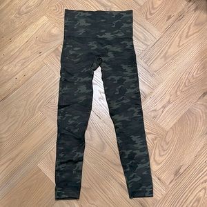 [spanx] look at me now seamless green camo leggings, sz S